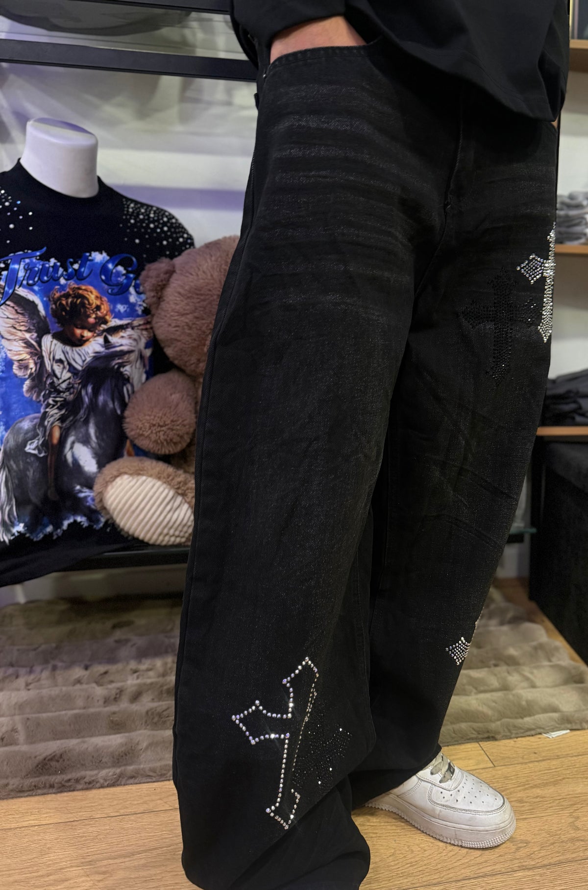 Jeans nero con applicazione croce strass