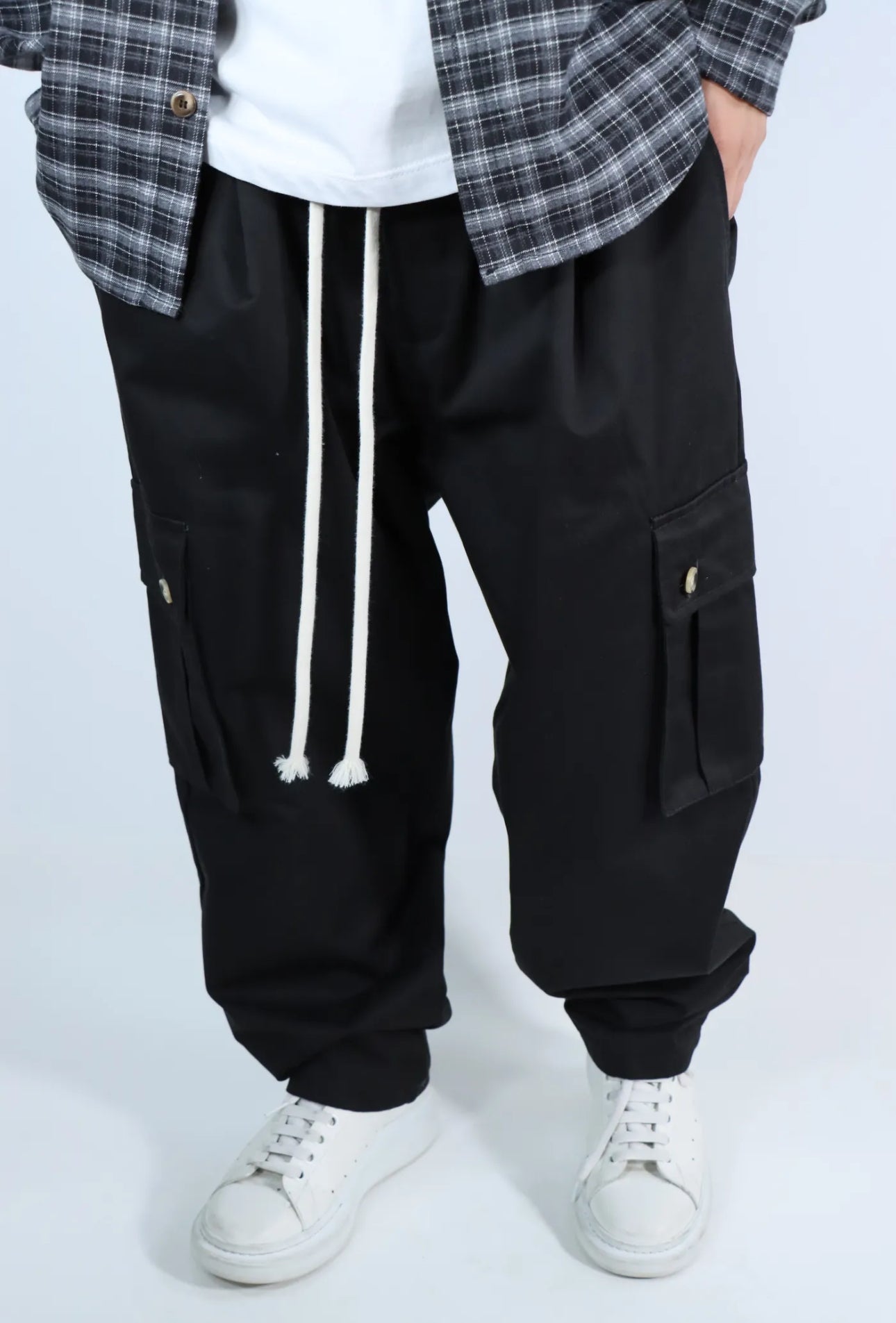 pantaloni con tasche laterale