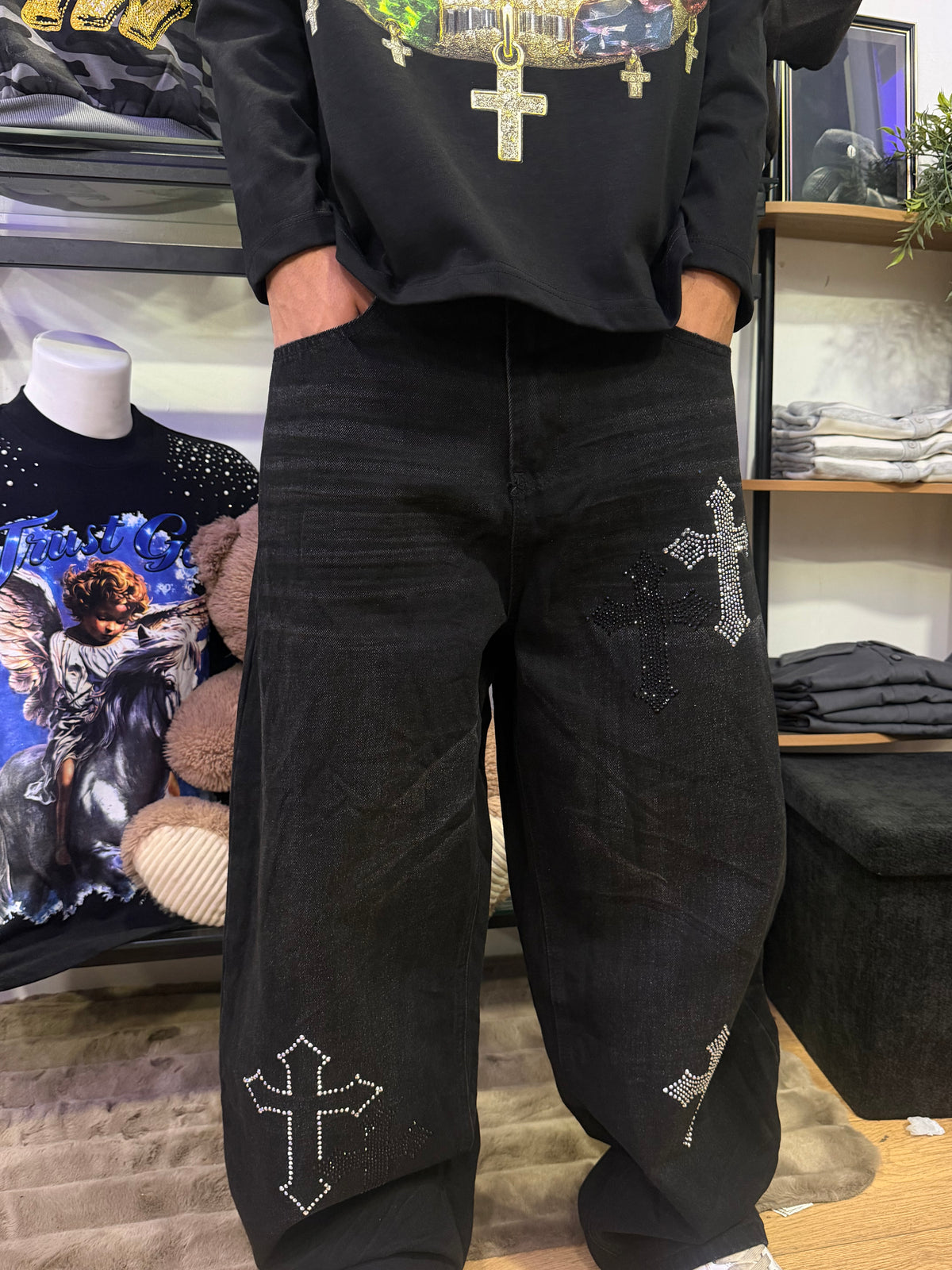 Jeans nero con applicazione croce strass