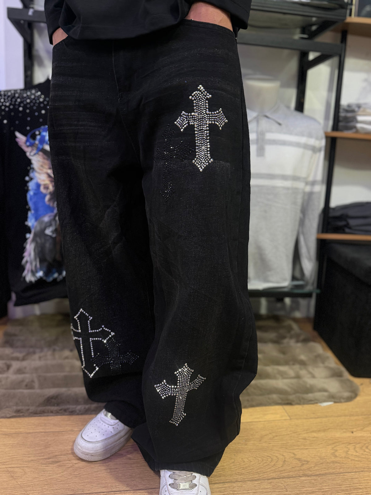 Jeans nero con applicazione croce strass