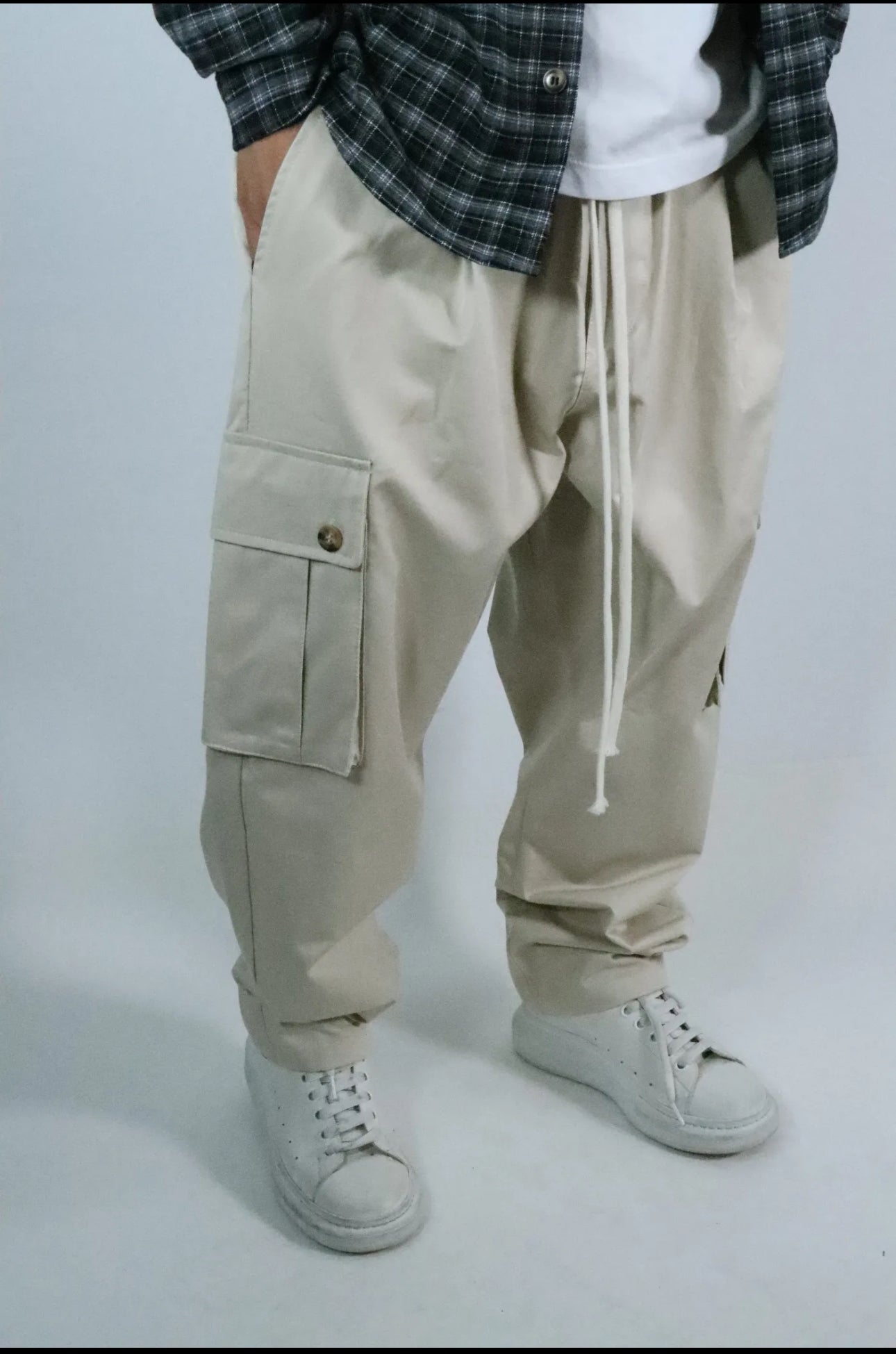 pantaloni con tasche laterale