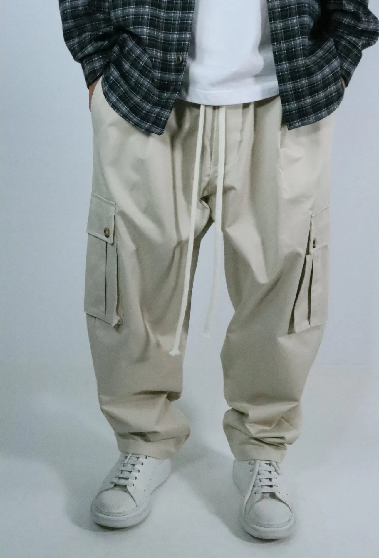 pantaloni con tasche laterale