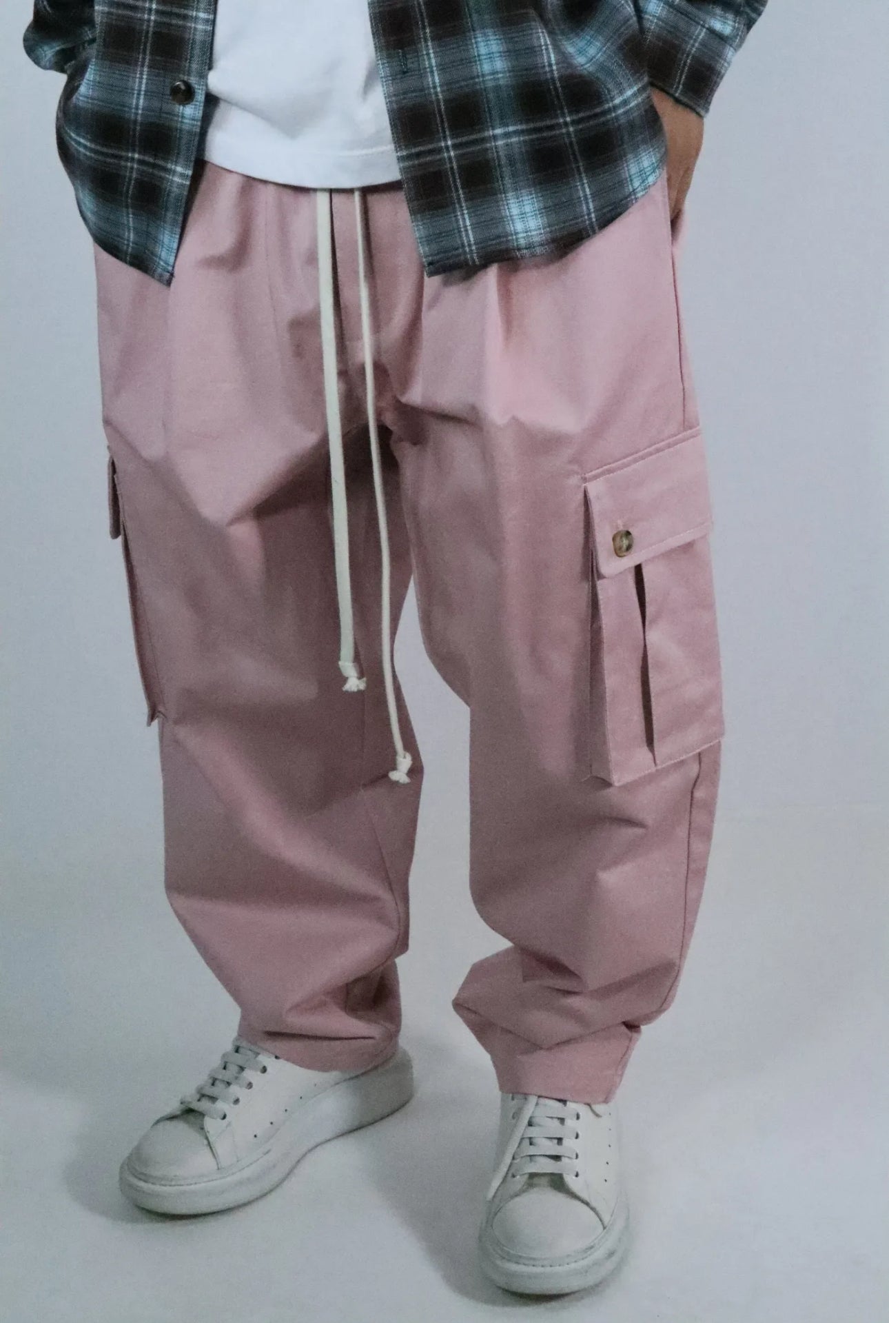 pantaloni con tasche laterale